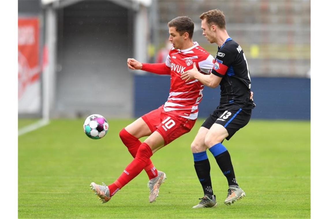 Marvin Pieringer (r) von Würzburg spielt gegen Sebastian Schonlau von Paderborn. Foto: Timm Schamberger/dpa/Archivbild