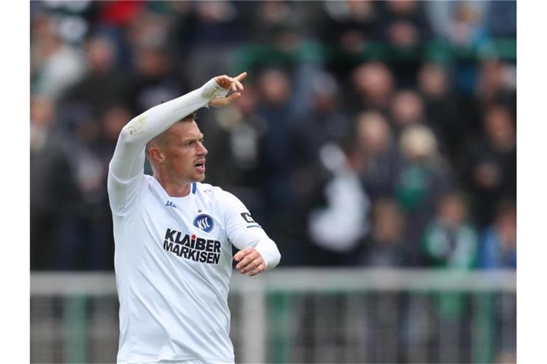Marvin Pourie vom Karlsruher SC jubelt. Foto: Friso Gentsch/Archiv