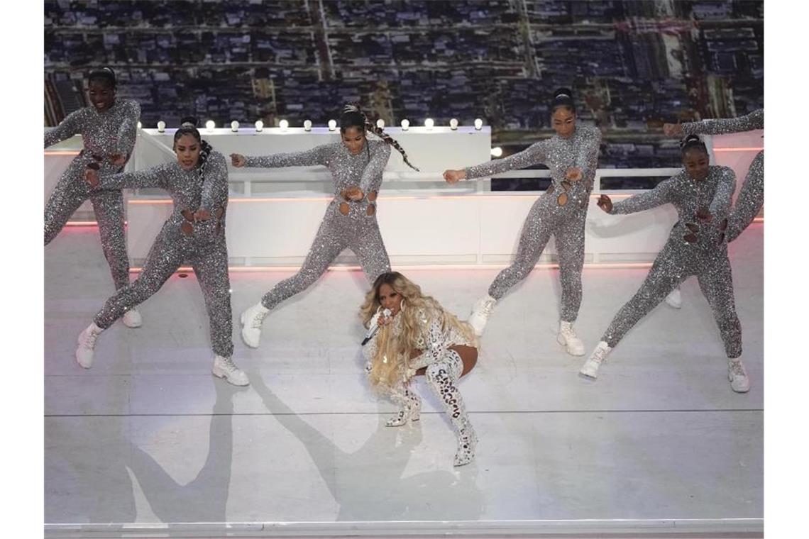 Mary J. Blige mit Tänzerinnen. Foto: Matt Rourke/AP/dpa
