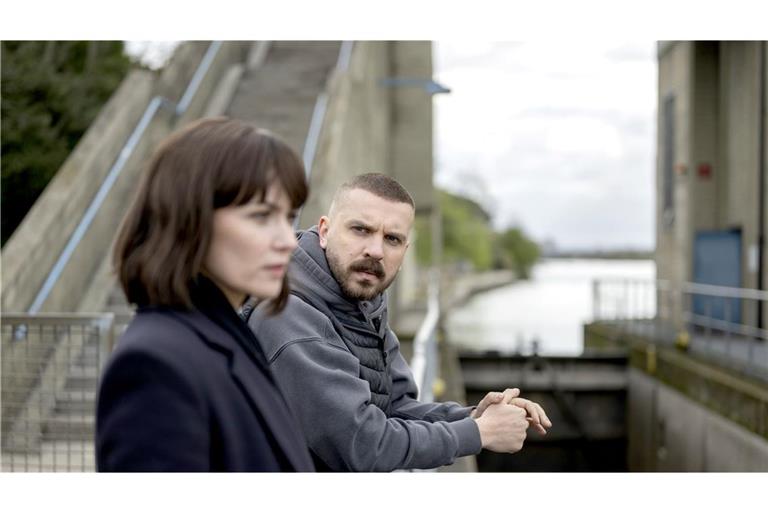 Maryam Azadi (Melika Foroutan) erzählt Hamza Kulina ( Edin Hasanovic) von einem Alt-Fall.