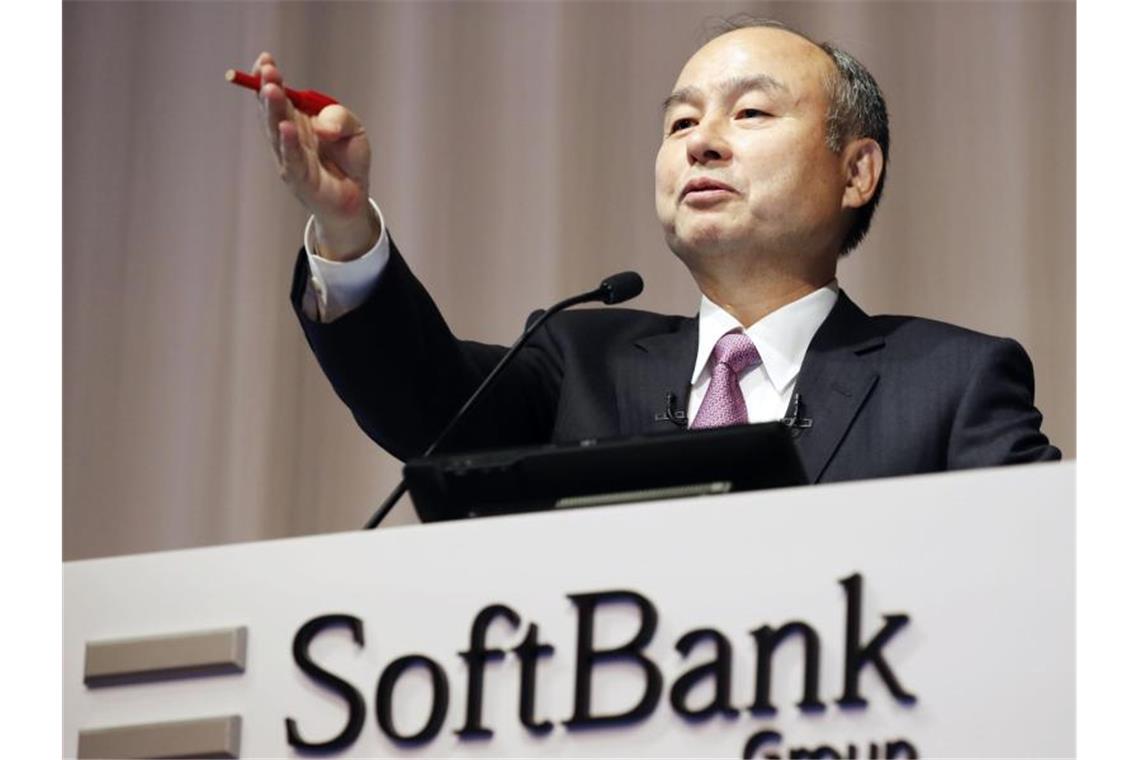 Masayoshi Son, Gründer des japanischen Technologiekonzerns Softbank. Das Unternehmen verkauft Beteiligungen im Wert von 41 Milliarden Dollar, um unzufriedene Investoren zu besänftigen. Foto: -/kyodo/dpa
