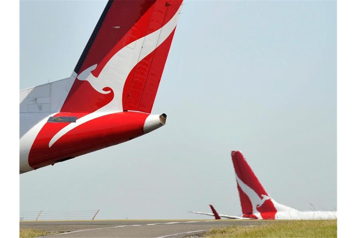 Qantas prüft Boeing 737 NG nach Entdeckung von Riss Maschinen der australischen Airline Qantas stehen am Sydney International Airport. Qantas will nach der Entdeckung eines Risses im Rumpf eines Passagierflugzeugs vom Typ Boeing 737 mehrere baugleiche Flugzeuge prüfen. Foto: Joel Carrett/epa/dpa