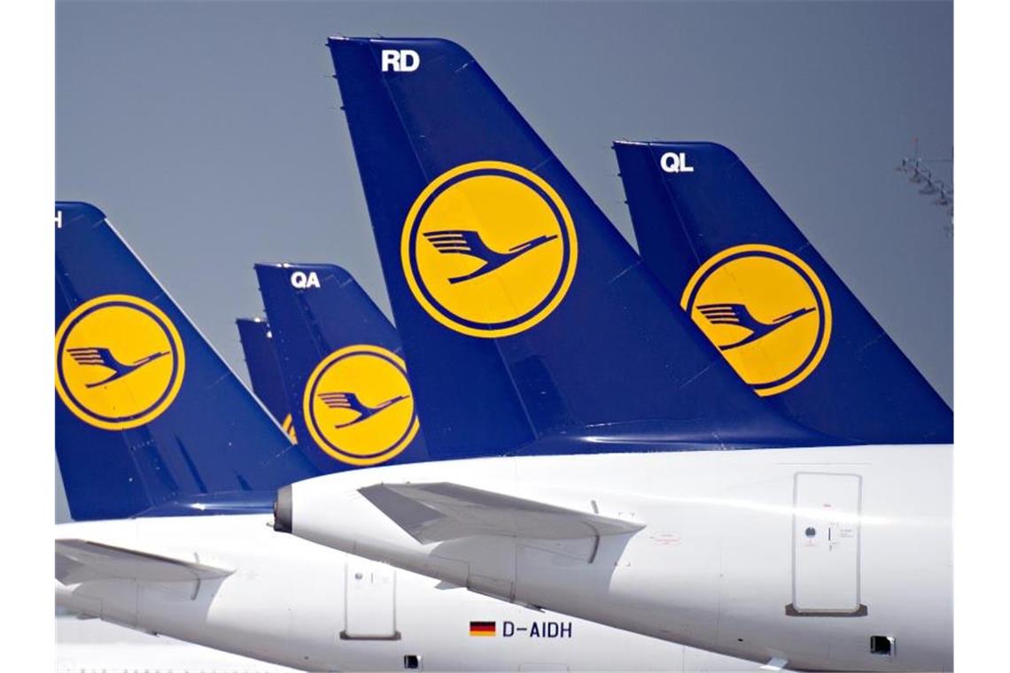 Flugbegleiter-Streik trifft 180.000 Lufthansa-Passagiere Maschinen der Lufthansa stehen auf dem Flughafen "Franz Josef Strauß" in München. Foto: Nicolas Armer/dpa
