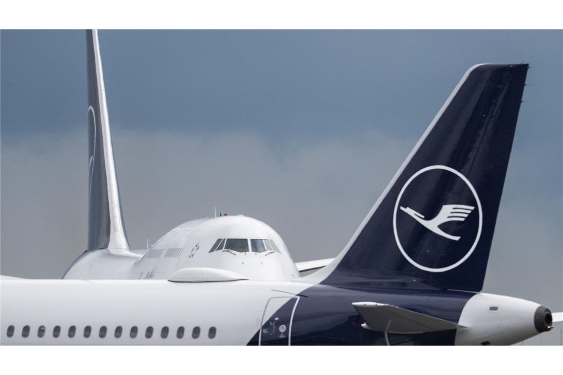 Maschinen der Lufthansa stehen auf dem Frankfurter Flughafen. (zu dpa: «Lufthansa setzt Flüge nach Riad vorübergehend aus»)