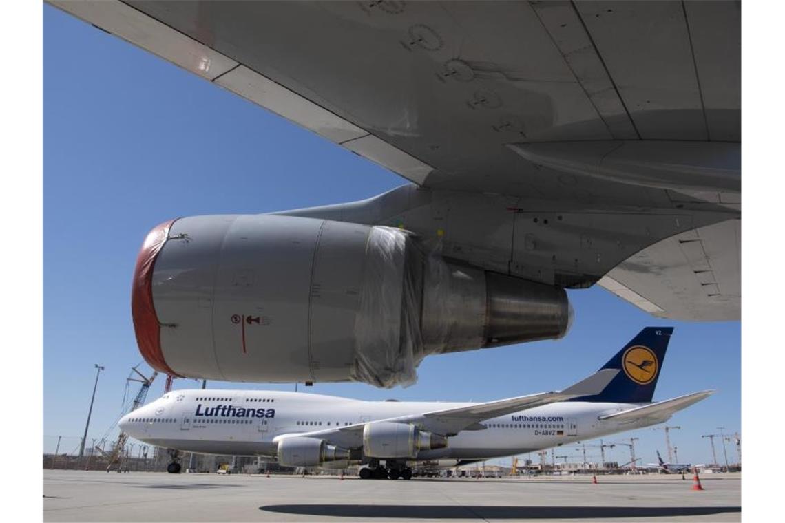 Maschinen der Lufthansa stehen mit abgedeckten Turbinen auf dem Frankfurter Flughafen. Foto: Boris Roessler/dpa