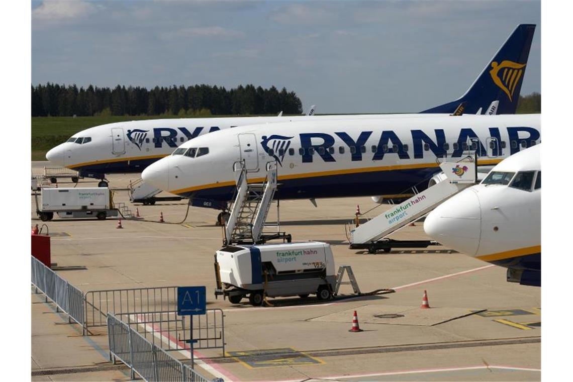 Maschinen des irischen Billigfliegers Ryanair am Flughafens Hahn in Rheinland-Pfalz. Foto: Thomas Frey/dpa
