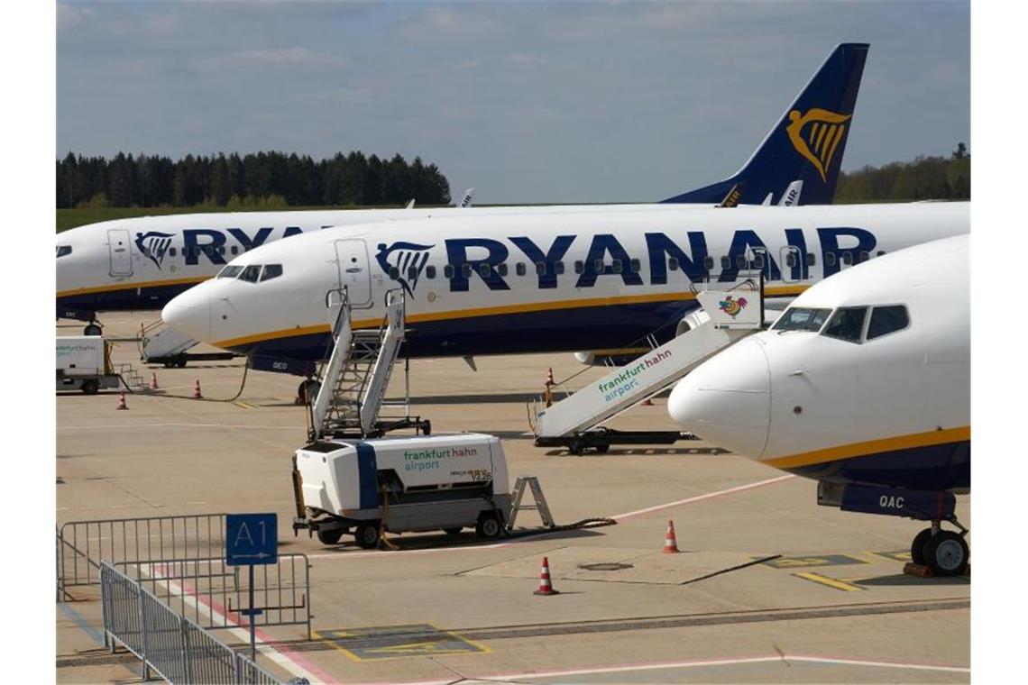 Maschinen des irischen Billigfliegers Ryanair auf dem Flughafen Hahn. Foto: Thomas Frey/dpa