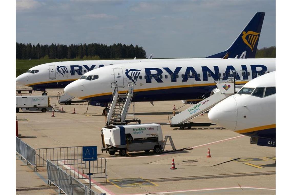 Ryanair rechnet mit verlustreichem Winter Maschinen des irischen Billigfliegers Ryanair stehen vor dem Passagierterminal des Flughafens Hahn. Foto: Thomas Frey/dpa