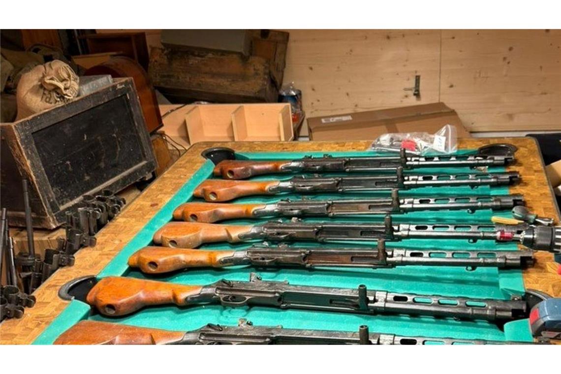 Maschinengewehre wurden sichergestellt.