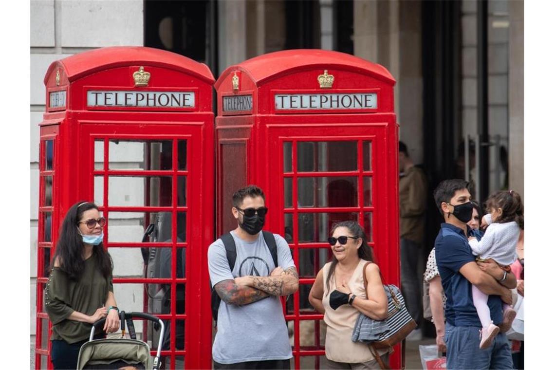 Britischer Minister verteidigt Wegfall aller Corona-Regeln Maske ade: In England sollen demnächst alle Corona-Maßnahmen aufgehoben werden. Foto: Dominic Lipinski/PA Wire/dpa