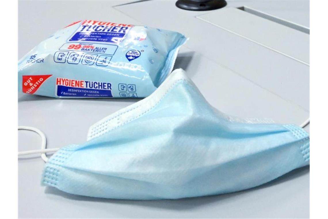 Sieben-Tage-Inzidenz steigt auf 75,8 Maske und Hygienetücher in der Universität Kassel auf einem Pult. Die Sieben-Tage-Inzidenz in Deutschland ist erneut angestiegen. Foto: Uwe Zucchi/dpa