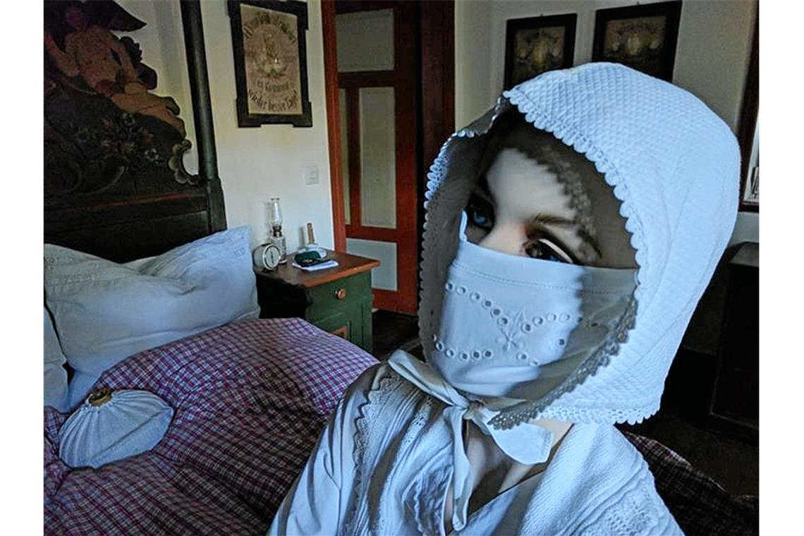 Kleine Museen zeigen, was in ihnen steckt Masken aus hundert Jahre altem Stoff, der aus der Stoffsammlung des Bauernhausmuseums stammt, hat eine Ehrenamtliche für alle Mitarbeiter genäht – auch für die Puppe im Museum. Foto: Heimatverein Weissacher Tal