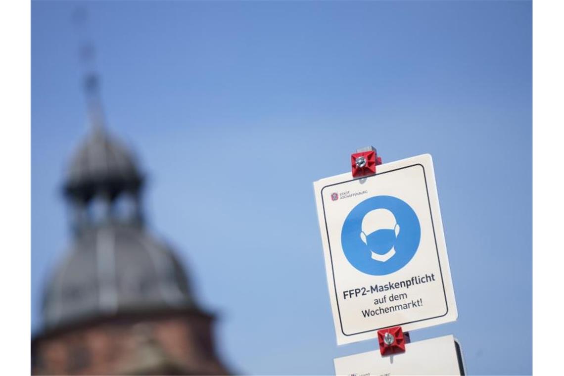 Söder: FFP-2-Pflicht in Bayern entfällt Maskenpflicht auf einem Wochenmarkt in Aschaffenburg. Foto: Andreas Arnold/dpa