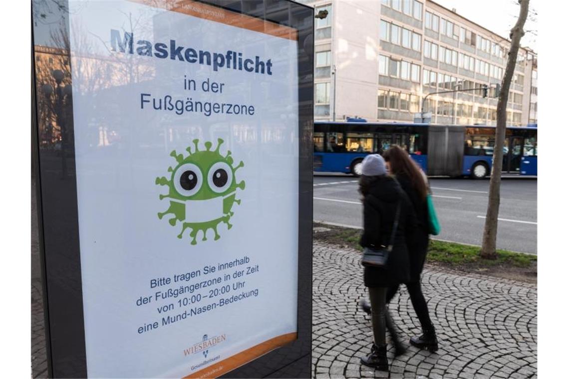 „Maskenpflicht in der Fußgängerzone“: Der Lockdown schränkt das öffentliche Leben in Deutschland empfindlich ein. Foto: Silas Stein/dpa
