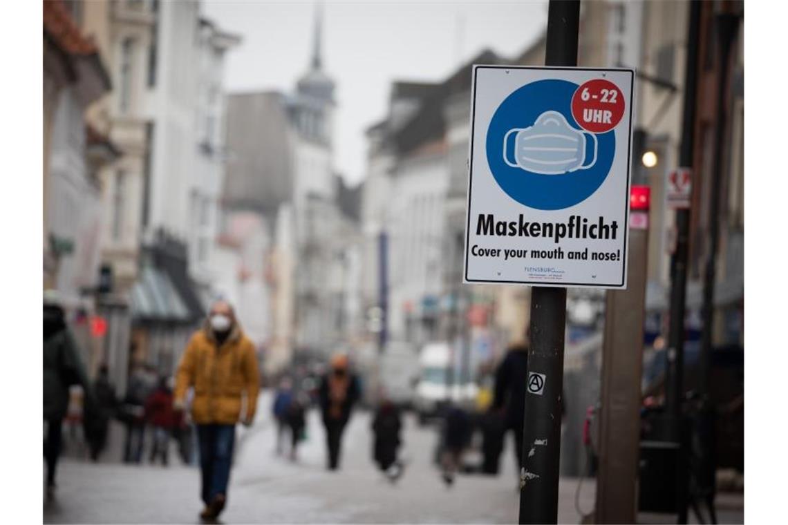 Corona-Zahlen in Deutschland steigen wieder Maskenpflicht in der Innenstadt von Flensburg. Die Fallzahlen sind hier derzeit hoch. Foto: Christian Charisius/dpa