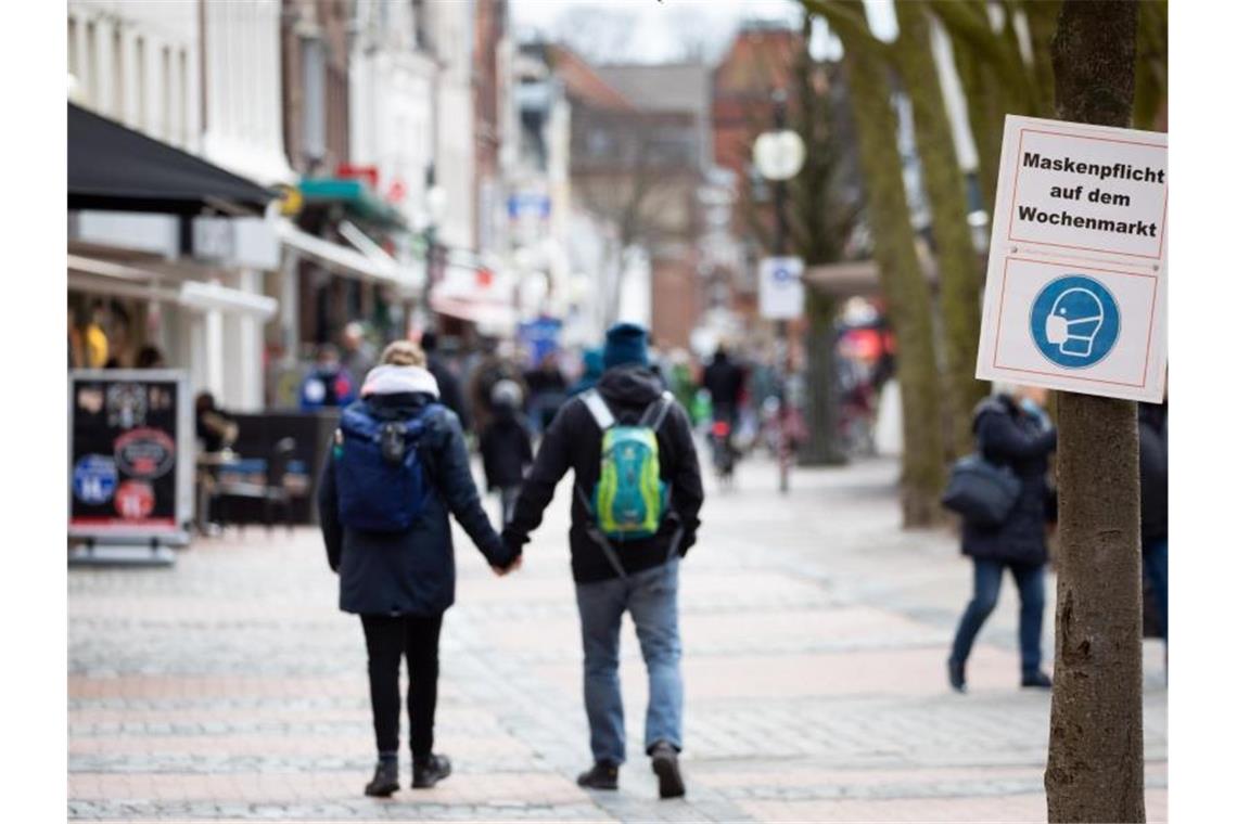 Corona-Neuinfektionen nahe an bisherigem Höchstwert Maskenpflicht in Eckernförde: Die Fallzahlen in Deutschland steigen. Foto: Christian Charisius/dpa
