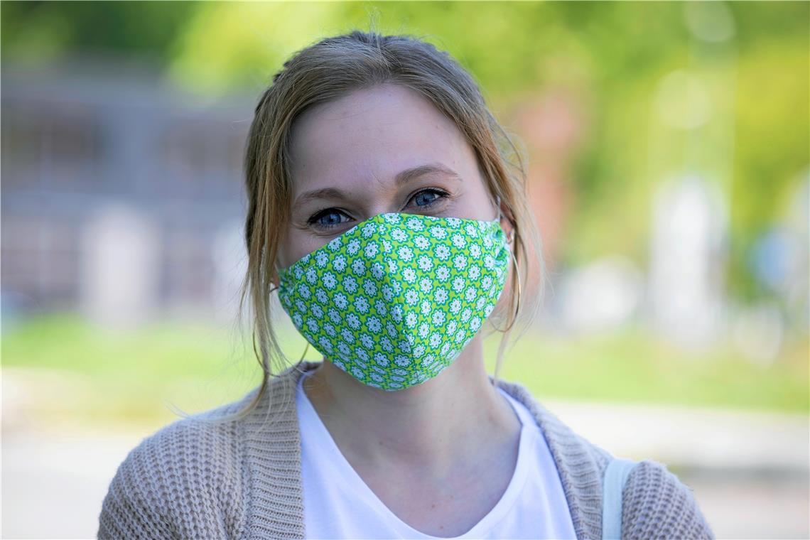 Einkaufen mit Maske: warm und stickig Maskenvielfalt von improvisiert bis kunstvoll genäht, hier bei Alina Lutz, sowie auch bei Martins Fernando, Nicole Köngeter, Sabrina Pendorf, Carmine Verner, Celina Da Silva, Jakob Wild, Alexander Rümke und Gerd Köngeter. Fotos: A. Becher