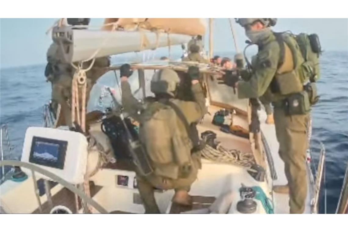 Maskierte israelische Soldaten haben die Boote der Gaza-Hilfsflotte vor Erreichen des Küstenstreifens geentert und die Besatzungen in Gewahrsam genommen.