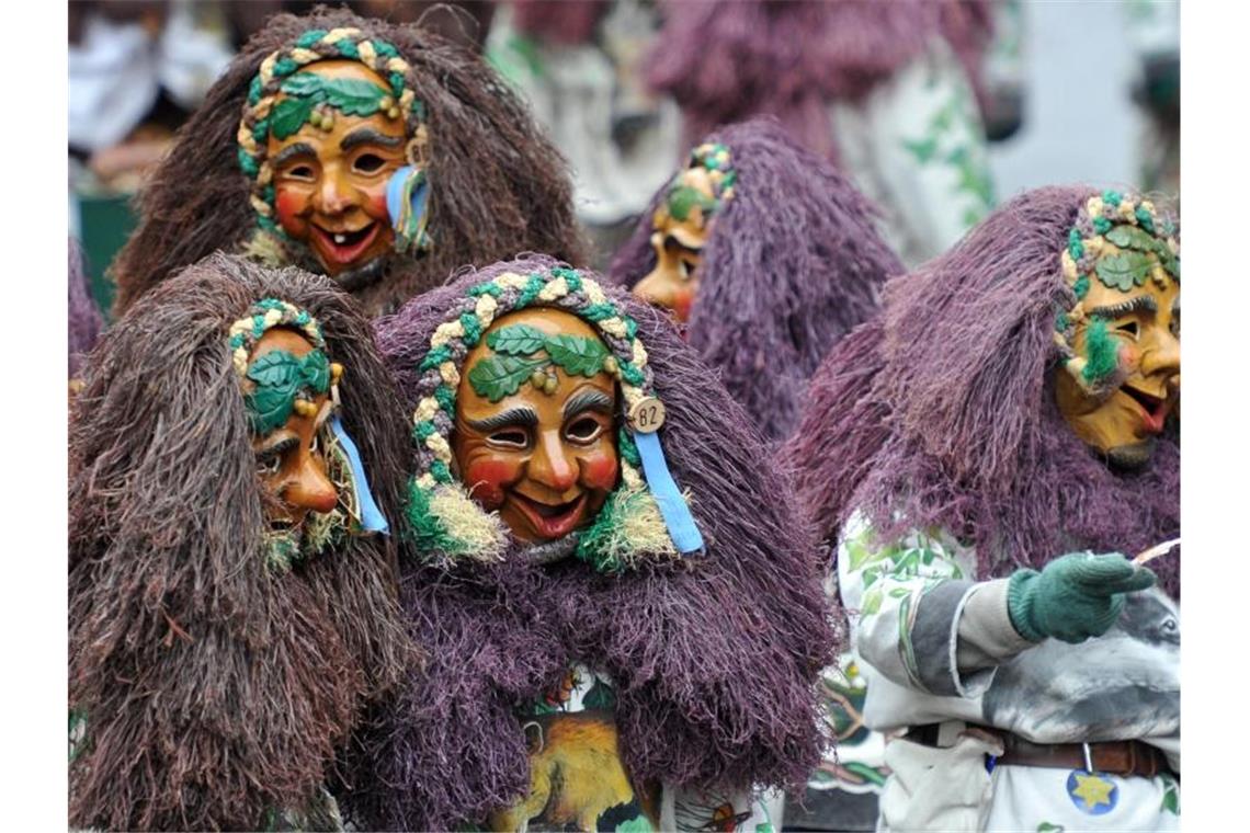 Maskierte Narren ziehen beim Narrensprung die Innenstadt von Ulm. Foto: picture alliance / dpa/Archivbild