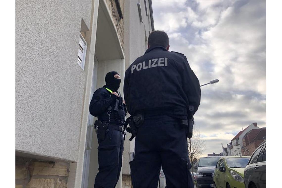 Maskierte Polizisten im Rahmen einer Durchsuchung vor einem Wohnhaus in Osnabrück. Foto: Festim Beqiri/TV7News/dpa