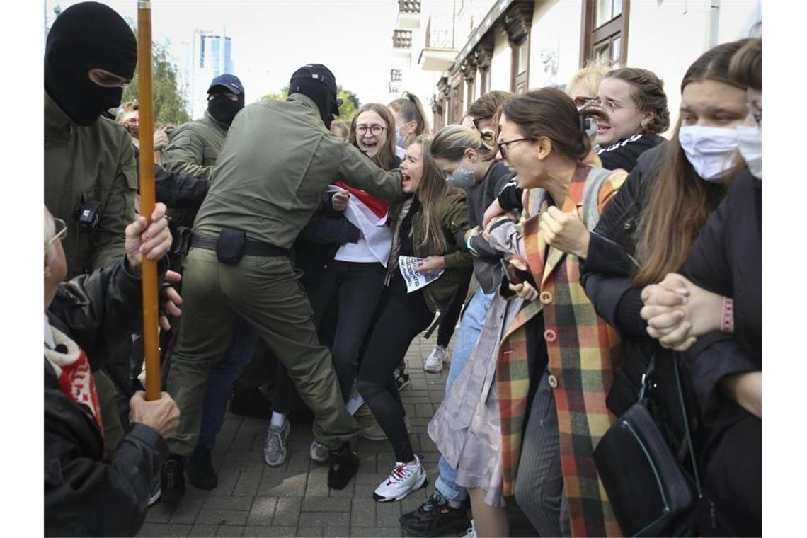 Belarus: Polizeigewalt gegen Frauen und viele Festnahmen Maskierte Polizisten verhaften Demonstrantinnen bei einer Kundgebung in Minsk. Foto: -/TUT.BY/AP/dpa