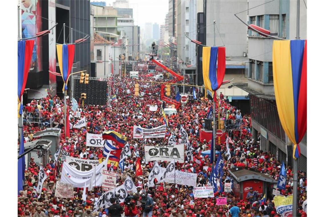 Venezuelas Präsident Maduro stellt den USA ein Ultimatum Massen für Maduro: Anhänger des Präsidenten bei einer "antiimperialistischen" Demonstration in Caracas. Foto: Marcelo Garcia/Prensa Miraflores