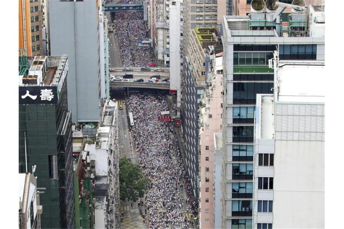Massendemonstration in den Straßen von Hongkong gegen das von der Regierung geplante Auslieferungsgesetz. Foto: AP