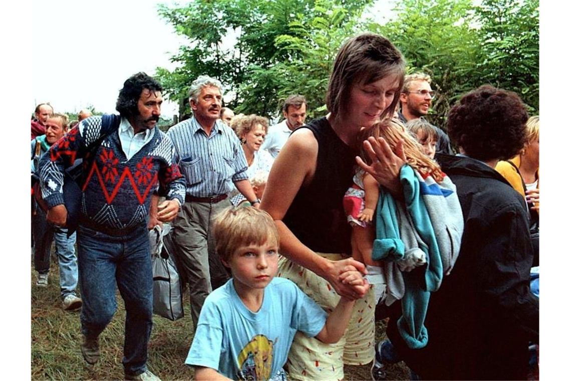 Massenflucht am 18. August 1989: DDR-Bürger drängen mit ihren Kindern durch das geöffnete Grenztor von Ungarn aus nach Österreich. Foto: Votava/Archiv