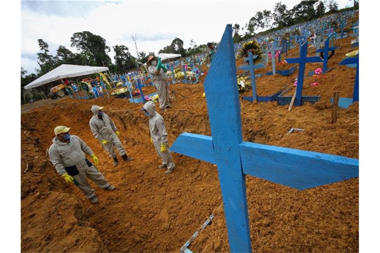 Massengrab auf einem Friedhof in Manaus in Brasilien. Die Corona-Pandemie kostete weltweit Hunderttausende Menschenleben. Foto: Lucas Silva/dpa