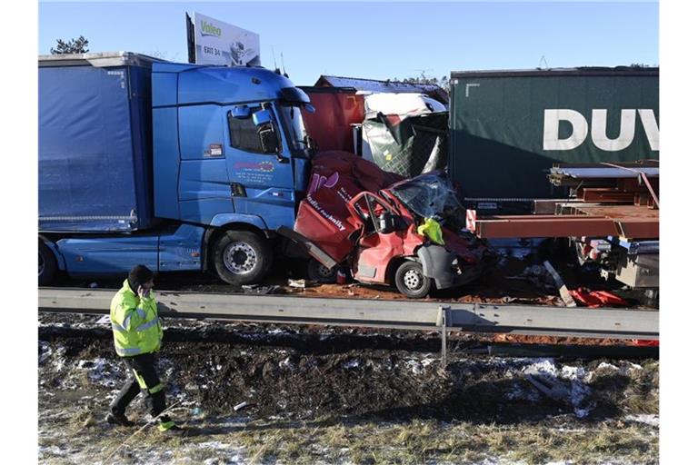 Massenkarambolage auf der Autobahn bei Horovice. Foto: Deml Ondrej/CTK/AP/dpa
