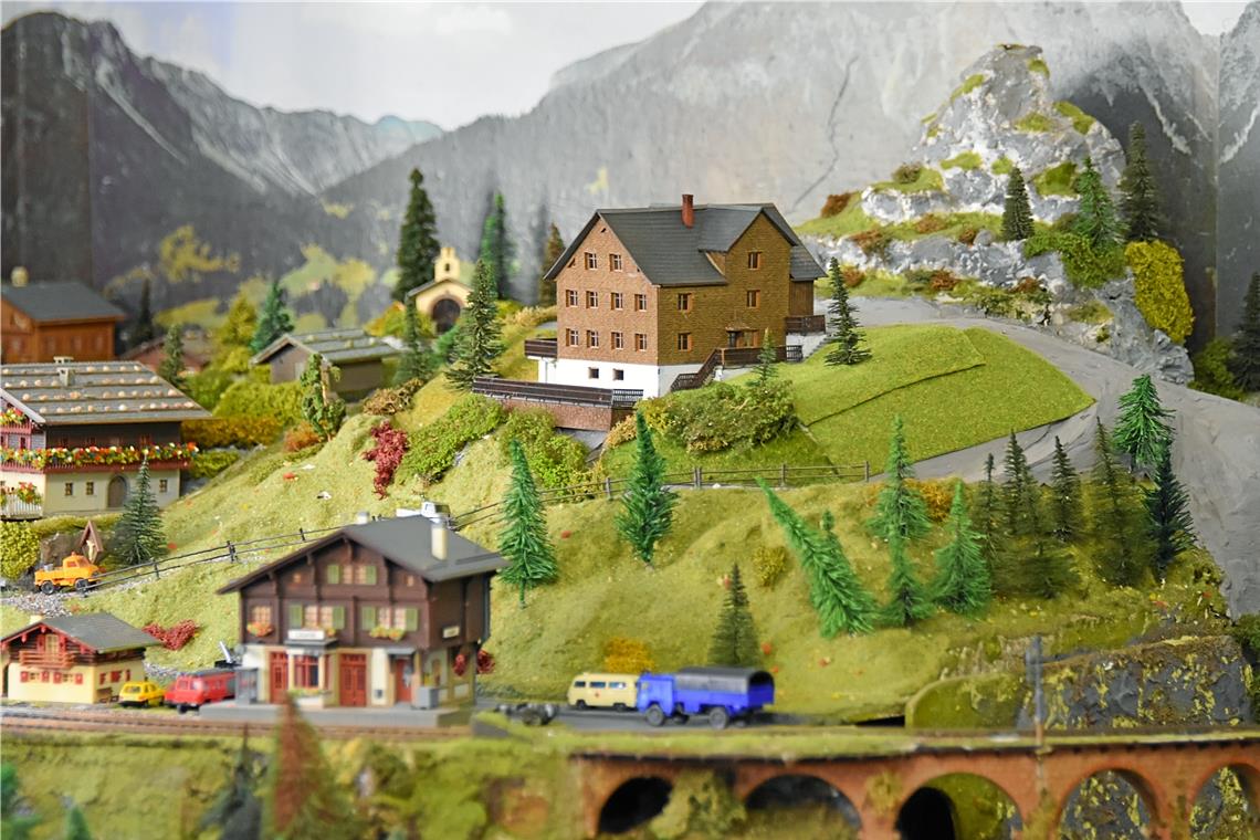 Zauber der historischen Modelleisenbahn des CJE in Backnang Maßstabsgetreu nachgebaut ist die CJE-Hütte oberhalb der Ortschaft Fontanella.