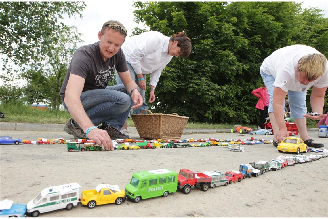 Warum Erwachsene altes Spielzeug sammeln Matchbox-Modellautos wurden in der 1952 gegründeten britischen Produktionsstätte Lesney Products & Co. Ltd. hergestellt. 1982 ging die Firma bankrott. Der Markenname wurde 1997 vom US-Konkurrenten Mattel aufgekauft, der die Hotwheel-Serie rausbrachte. Bis heute ist Matchbox der größte Autohersteller der Welt geblieben – im Maßstab 1:64. Mehr als drei Milliarden Zinkgussdruck-Flitzer sind vom Band gelaufen.