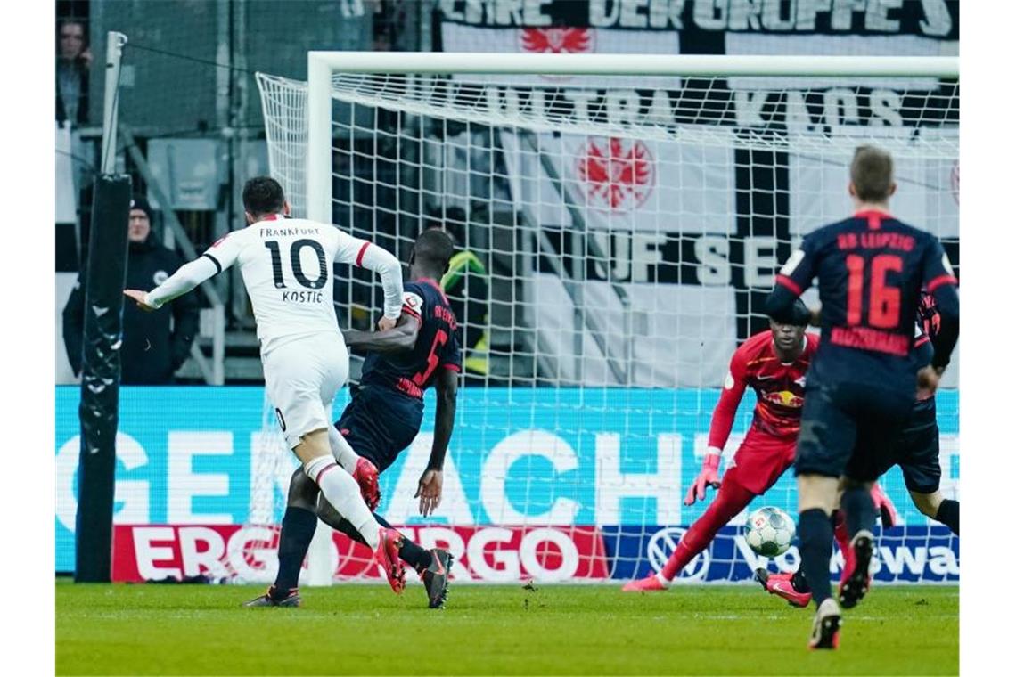 Matchwinner: Filip Kostic (l) erzielte zwei Tore beim Frankfurter Sieg gegen Leipzig. Foto: Uwe Anspach/dpa