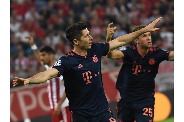 Matchwinner in Piräus: Doppeltorschütze Robert Lewandowski (l) und Thomas Müller. Foto: Sven Hoppe/dpa