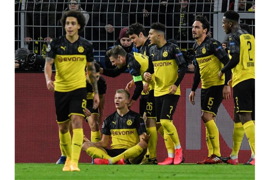 Matchwinner und gefeierter Mann: BVB-Torjäger Erling Haaland (sitzend). Foto: Bernd Thissen/dpa