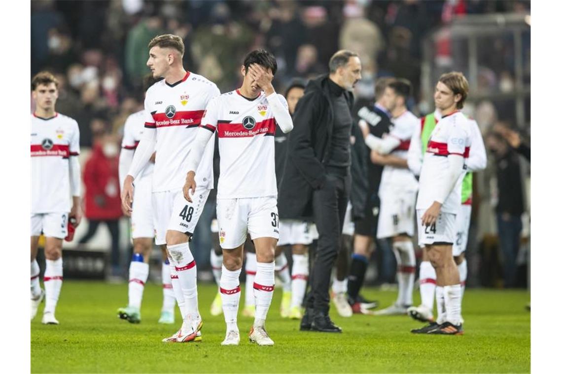 Mateo Klimowicz , Matej Maglica, Hiroki Ito, Trainer Pellegrino Matarazzo und Borna Sosa. Foto: Tom Weller/dpa