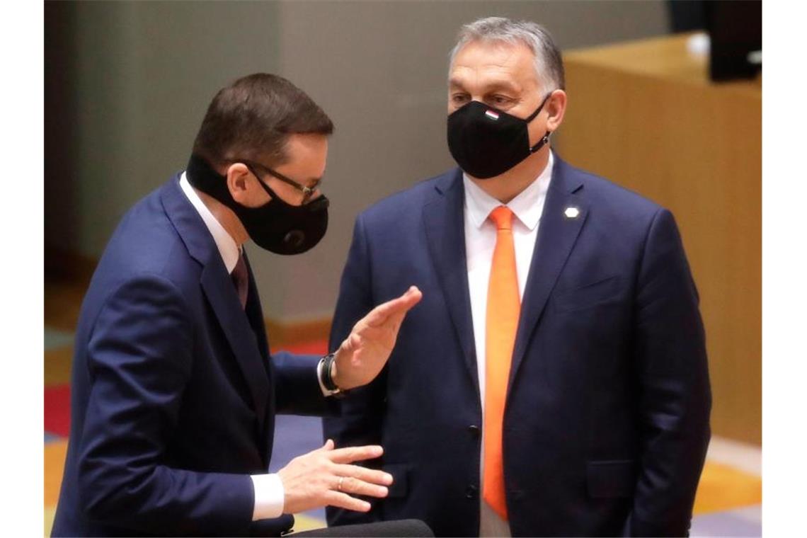 Mateusz Morawiecki (l), Ministerpräsident von Polen, spricht während einer Verhandlungsrunde beim Gipfel der EU-Staats- und Regierungschefs mit Viktor Orban, Premierminister von Ungarn. Foto: Olivier Hoslet/Pool EPA/AP/dpa