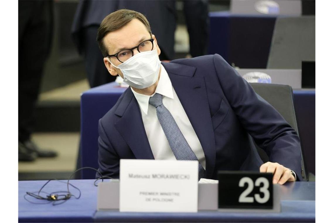 Merkel wirft Lukaschenko staatlichen Menschenhandel vor Mateusz Morawiecki, Ministerpräsident von Polen, sitzt im Europäischen Parlament in Straßburg. Foto: Ronald Wittek/Pool EPA/AP/dpa