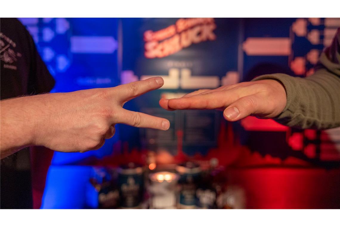So gewinnt man bei "Schnick, Schnack, Schluck" Mathematisch gesehen ist "Schnick-Schnack-Schnuck" ein reines Zufallsspiel.