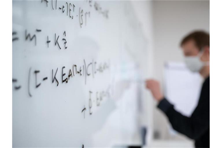 Mathematische Formeln, die zu einem Algorithmus für maschinelles Lernen gehören. Foto: Sebastian Gollnow/dpa/Symbolbild