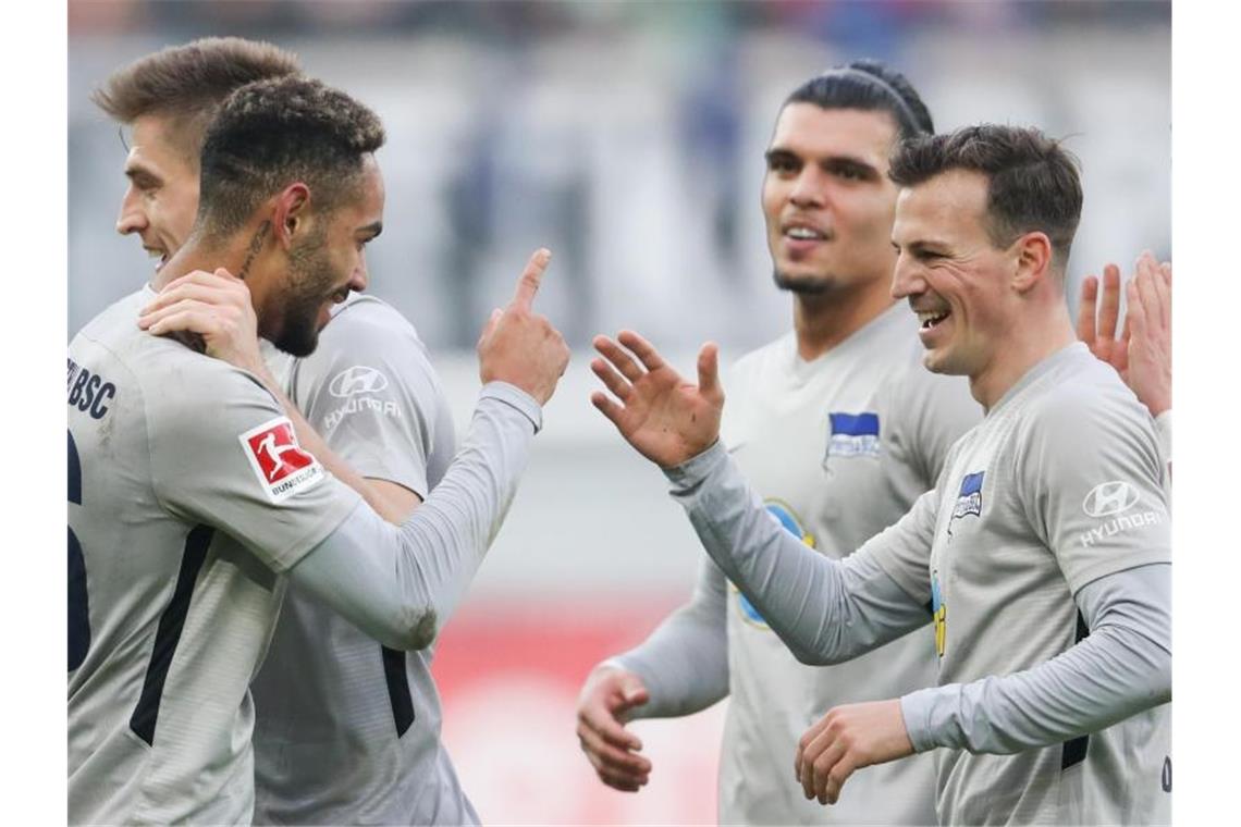 Matheus Cunha (l) stellte mit seinem Tor zum 2:1 die Weichen auf Sieg von Hertha BSC in Paderborn. Foto: Friso Gentsch/dpa