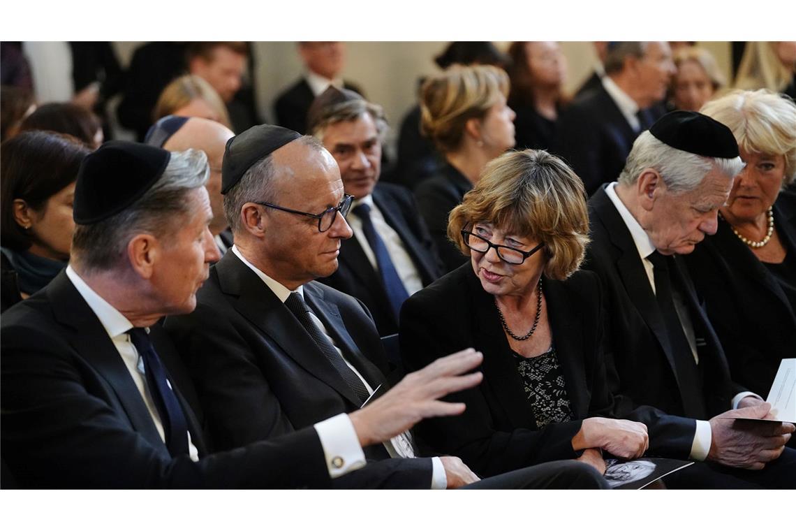 "Geschichte der Stärke": Abschied von Margot Friedländer Mathias Döpfner, Friedrich Merz und Daniele Schaft bei der Trauerfeier.