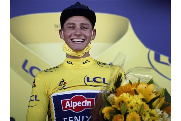 Mathieu van der Poel aus den Niederlanden trägt das Gelbe Trikot. Foto: Stephane Mahe/Reuters Pool/AP/dpa