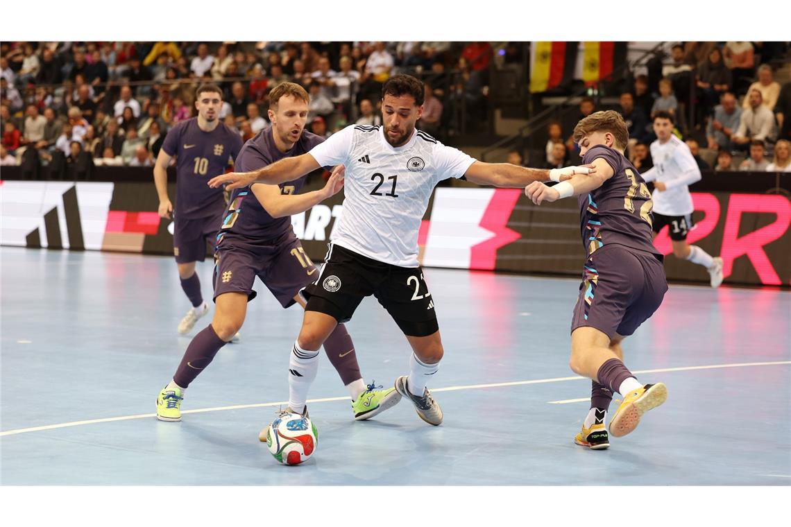 Matías Block mit dem Schussversuch, der von Tyler Cook (re.) geblockt wird