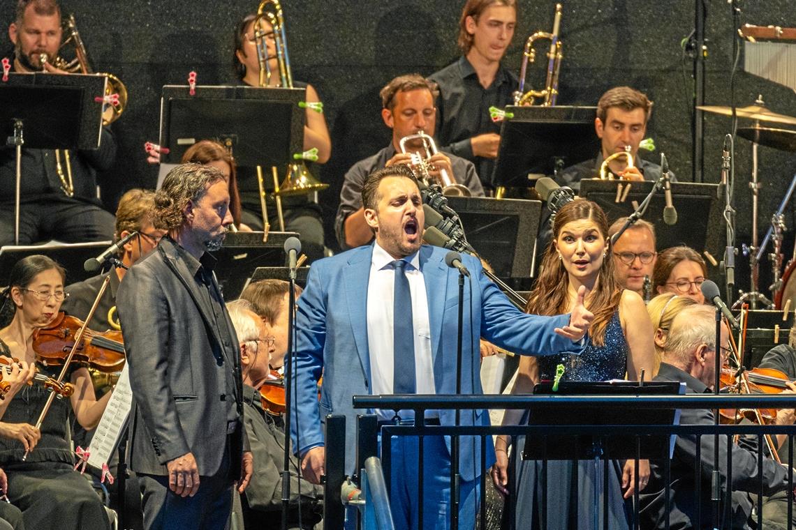 Matias Tosi (links), Sebastiano Lo Medico und Xenia von Randow sowie die Musiker des Württembergischen Staatsorchesters und der Stuttgarter Philharmoniker verzaubern die Zuhörer.
