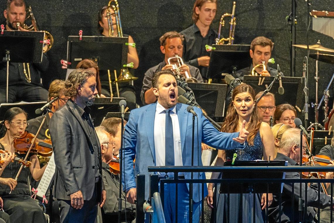 Hochkarätige Klassik zum Anfassen beim 25. classic-ope(r)n-air in Backnang Matias Tosi (links), Sebastiano Lo Medico und Xenia von Randow sowie die Musiker des Württembergischen Staatsorchesters und der Stuttgarter Philharmoniker verzaubern die Zuhörer.