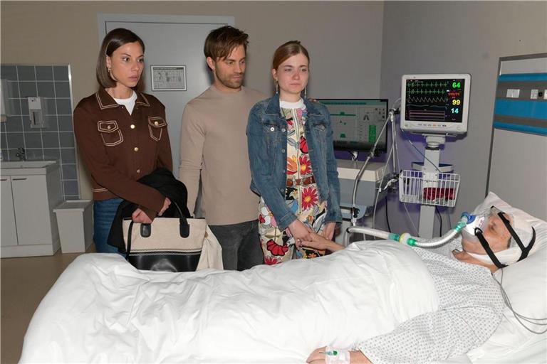 Matilda (Anna-Katharina Fecher, l.), Julian (Onno Buß) und Johanna (Charlott Reschke) machen sich große Sorgen um ihren Vater Jo Gerner (Wolfgang Bahro).