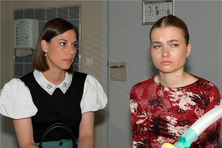 Matilda (Anna-Katharina Fecher, l.) merkt, dass Johanna (Charlott Reschke) mit den Nerven am Ende ist.