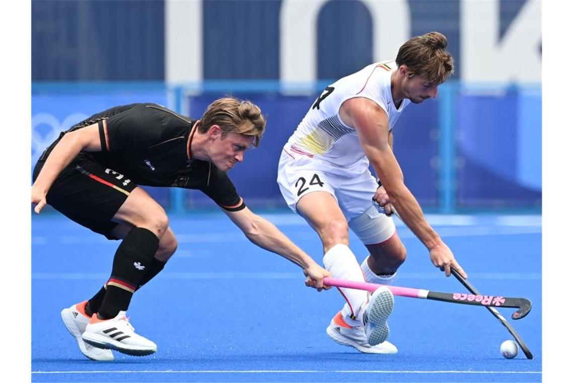 Das war die Olympia-Nacht Mats Grambusch (l) im Duell mit dem Belgier Antoine Kina. Foto: Dirk Waem/BELGA/dpa
