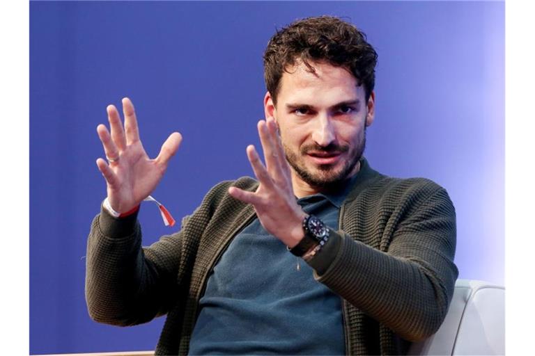 Mats Hummels beantwortet auf dem Kongress SpoBis Fragen des Fachpublikums. Foto: Roland Weihrauch/dpa
